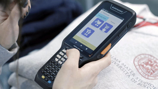 Datalogic Skorpio X5 rugged Android mobile computer, handheld, 47-key alphanumeric keypad, 2D imager (standard range) (943500018) – alphanumeric keypad in use