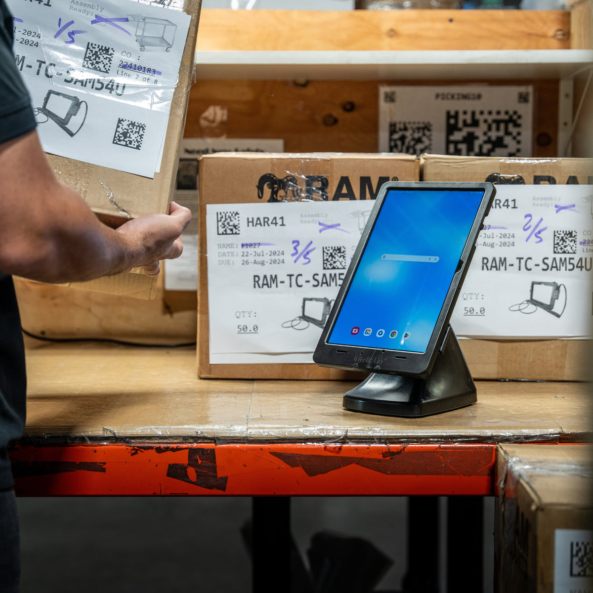 RAM Mounts GDS Uni-Conn magnetic kiosk dock with USB-C for IntelliSkin Thin-Case tablets – further product photo