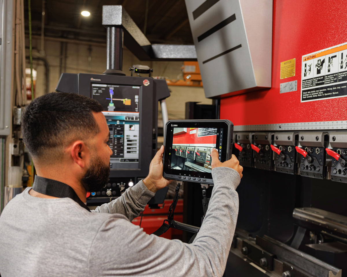 Zebra ET60 rugged tablet, Android (GMS), SE55 advanced range scanner, Wi-Fi only (ET60AW-0SQAGSK0C0-A6) – in use in manufacturing